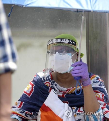 인도 콜카타에서 마스크와 얼굴 가리개 등을 착용하고 코로나19 검사를 기다리는 주민. [EPA=연합뉴스]