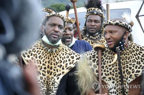 지난 7일 남아공 줄루족 새 왕으로 옹립된 미수줄루 줄루(왼쪽) 왕자