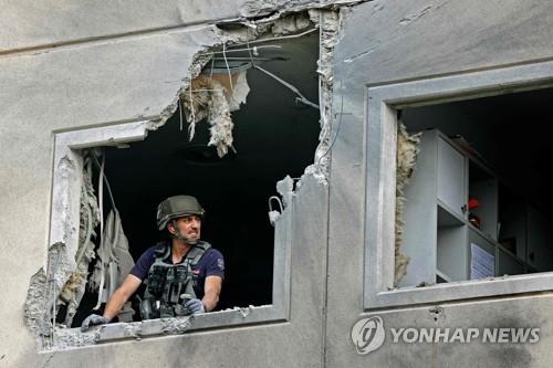 하마스의 로켓포 공격으로 부서진 이스라엘 남부 아슈켈론의 민간인 거주지