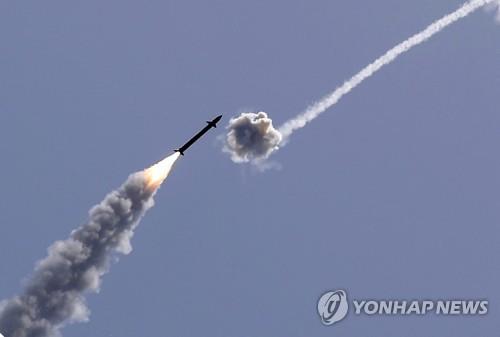 가자지구에서 발사된 로켓포를 요격하는 이스라엘의 아이언돔 미사일