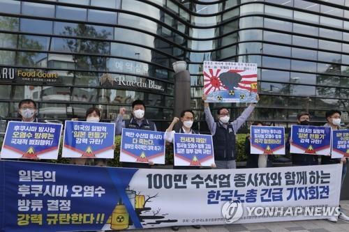 (서울=연합뉴스) 김동환 기자 = 한국노동조합총연맹 조합원들이 지난 11일 서울 일본대사관 앞에서 일본 정부의 후쿠시마 오염수 방류 결정을 규탄하는 기자회견을 열고 있다. dh629@yna.co.kr