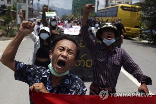 '쿠데타 반대' 절규하는 미얀마 시위대