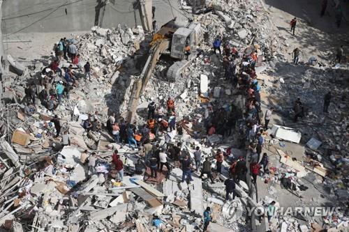 이스라엘군의 폭격으로 무너진 건물 잔해에서 진행되는 구조작업