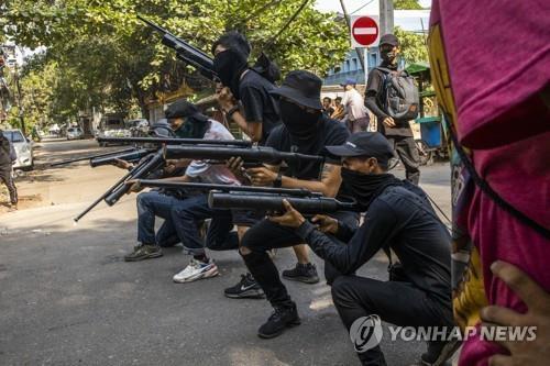 사제 공기총으로 군경과 맞서는 미얀마 시위대 