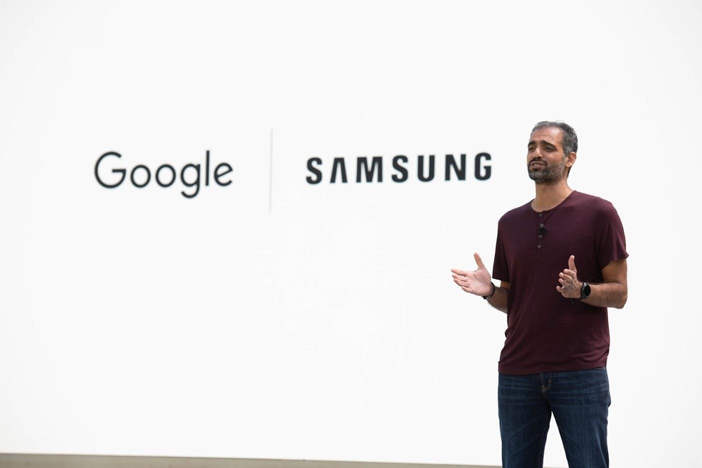 18일(현지시간) 미 캘리포니아 마운틴뷰에서 열린 '구글 I/O 2021'에서 구글의 서미어 사마트가 삼성전자와 스마트워치 OS를 통합하기로 했다고 말하고 있다. [구글 제공=연합뉴스]