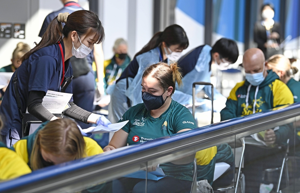 (나리타 교도=연합뉴스) 1일 오전 일본 수도권 관문인 나리타(成田)국제공항에서 호주 여자 소프트볼 대표팀이 일본 당국자로부터 신종 코로나바이러스 감염증(코로나19) 항원 검사에 관한 설명을 듣고 있다.