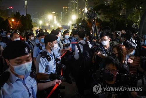 4일 저녁 홍콩 빅토리아 파크에서 경찰이 시민들의 입장을 막고 있는 모습. [로이터=연합뉴스]