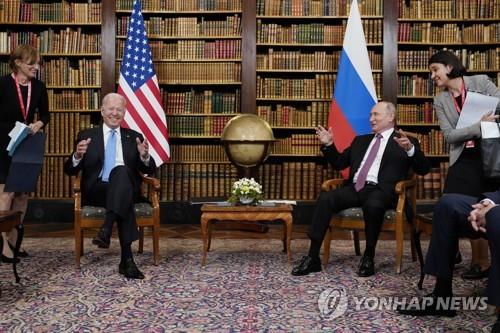첫 정상회담 하는 바이든(왼쪽부터 두번째) 대통령과 푸틴(세번째) 대통령