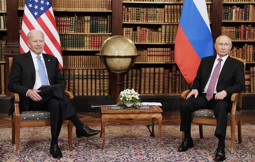 (타스=연합뉴스) 회담하는 바이든 대통령(왼쪽)과 푸틴 대통령