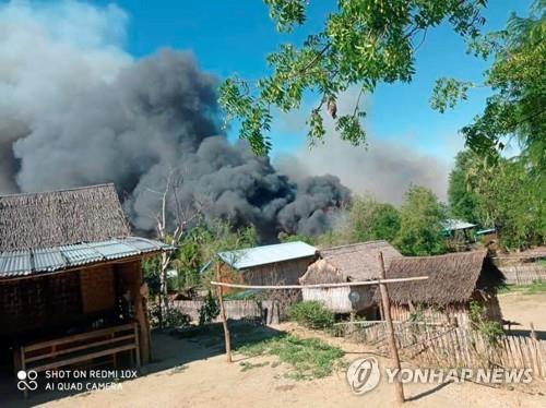 마궤 지역 파욱구 킨마 마을이 불타는 모습. 2021.6.15