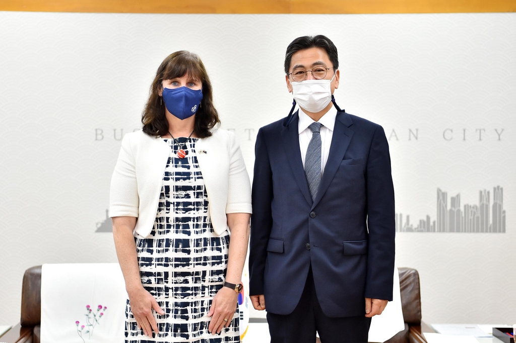 김윤일 부산시 경제부시장(오른쪽)과 캐서린 레이퍼 주한호주대사