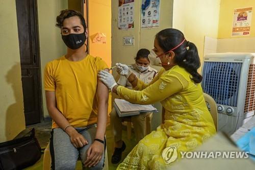 인도 뉴델리에서 진행된 코로나19 백신 접종 모습. [AFP=연합뉴스]