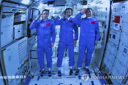 우주정거장 핵심 모듈에 도착해 인사하는 중국 우주인들