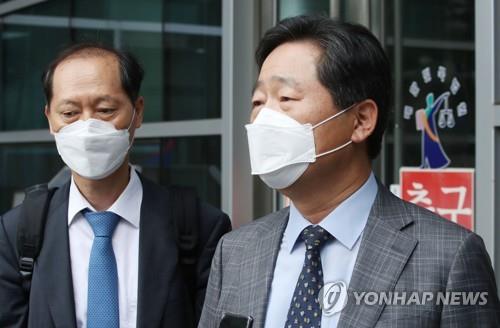 취재진 질문에 답하는 이석웅 변호사
