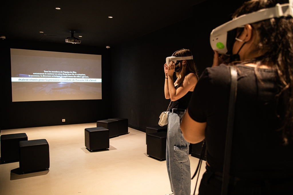 가상현실(VR) 기기로 즐기는 영화 '기생충'