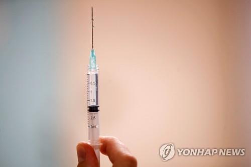 화이자의 코로나19 백신이 담긴 주사기. [로이터=연합뉴스 자료사진]