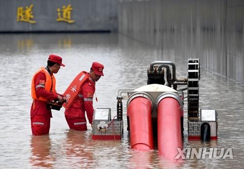 22일 배수작업 진행중인 중국 정저우 터널