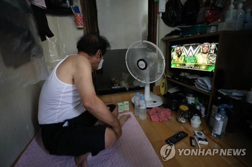 선풍기로 더위 나는 쪽방촌