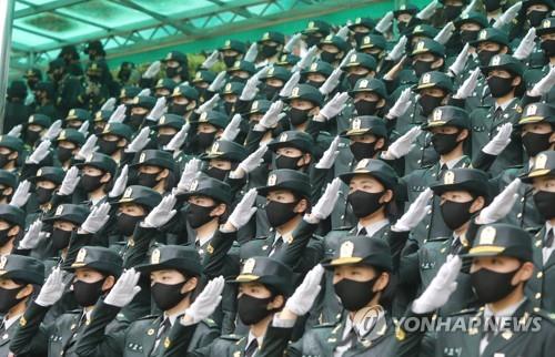 임관한 신임 부사관들