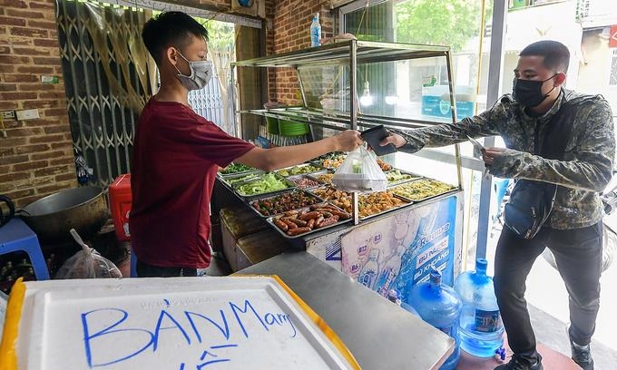 포장 음식을 구매하는 하노이 시민