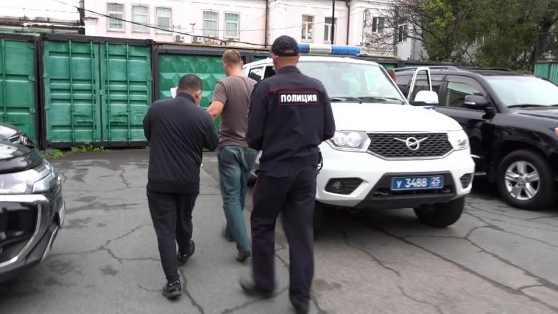 러시아 경찰에 체포된 중국인 남성의 뒷모습.