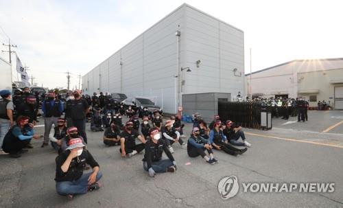 청주 SPC공장에 모인 민주노총 화물연대