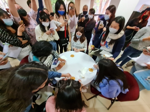 달고나 뽑기 즐기는 멕시코인들