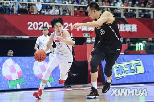 5월1일 경기중 드리블하는 중국 농구선수 후밍쉬안(왼쪽)