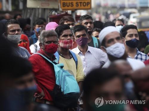 인도 뭄바이에서 마스크를 쓰고 버스를 기다리는 시민. 