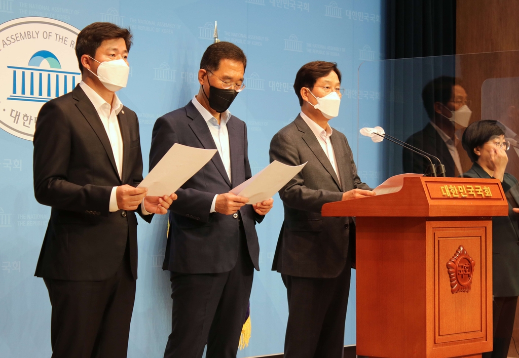 기자회견하는 신동근(오른쪽부터)·김주영·박상혁 의원