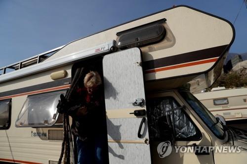 한 달째 떠돌이 생활하는 라팔마섬 주민들