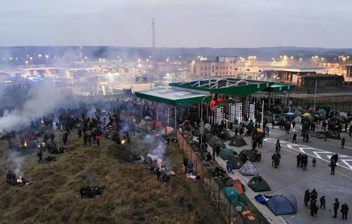 벨라루스-폴란드 국경의 '브루즈기-쿠즈니차' 검문소에 몰린 난민들