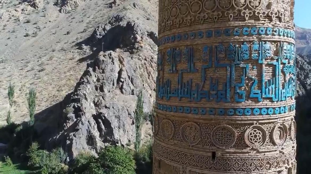 800여년 전 65m 높이로 세워진 얌의 첨탑의 기하학 장식