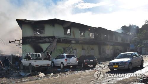 솔로몬 제도의 수도 호니아라에서 시위가 벌어진 이후 불에 타 남겨진 건물. 