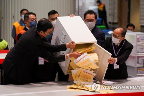 홍콩 의회선거 투표함 여는 선관위원들