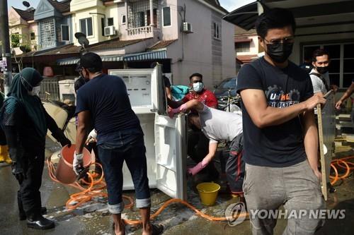 27일 홍수 피해 복구하는 말레이시아 주민들