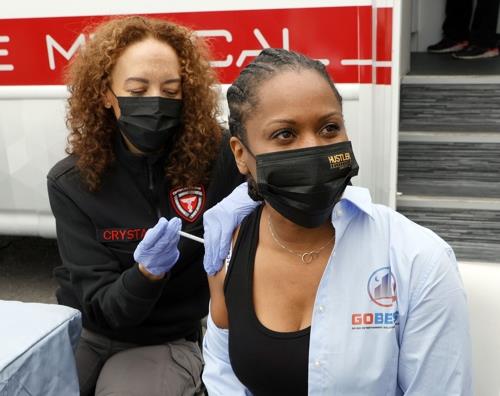 미국 라스베이거스의 임시 백신 클리닉에서 부스터샷을 맞는 여성