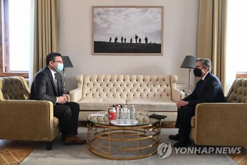 (키예프 epa=연합뉴스) 쿨레바 우크라이나 외무장관(왼쪽)과 회담하는 블링컨 미 국무장관. 