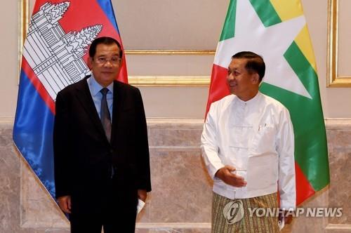 훈센 캄보디아 총리(왼쪽)과 민 아웅 흘라잉 미얀마군 최고사령관.2022.1.7