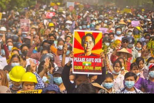 아웅산 수치 고문 석방을 외치며 반군부 시위를 벌이는 시민들. 2021.4.1
