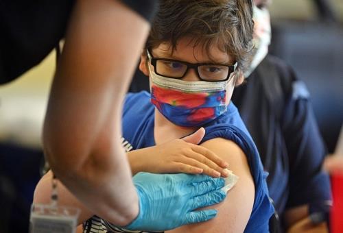 미국 LA의 LA 미션칼리지에 있는 백신 접종소에서 코로나19 백신을 맞는 어린이
