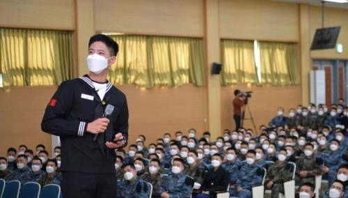 해군 훈련병들에게 군 생활 조언하는 박보검