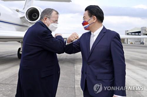 팔꿈치 인사하는 뮬런 전 합참의장(왼쪽)과 우자오셰 대만 외교부장(오른쪽)