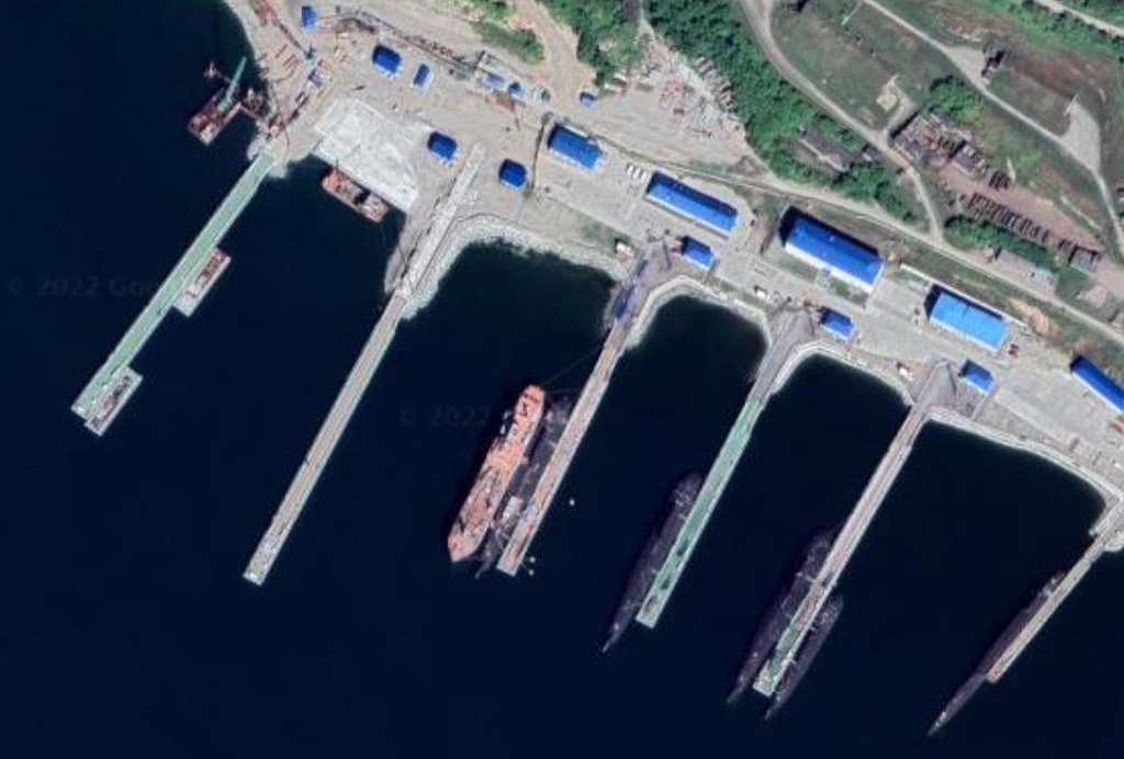 러시아 동부 캄차카 반도 항구에 정박한 군함