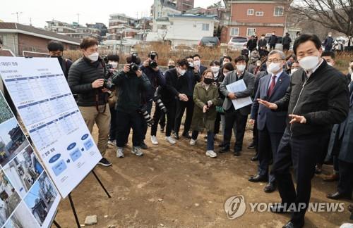 오세훈 시장·최재형 의원, 창신·숭인지역 점검