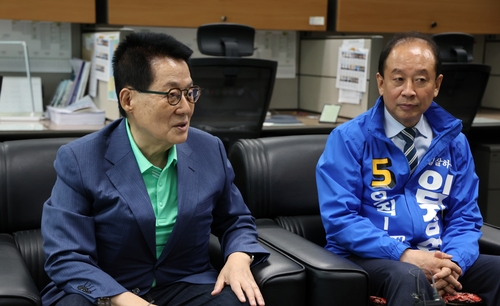 기자간담회 하는 박지원 전 국가정보원장(왼쪽)
