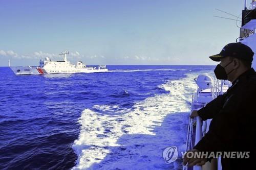 중국 해양 경비정을 바라보는 필리핀 해양경비대원