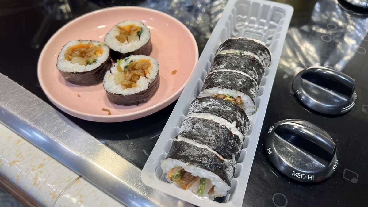 세라 안씨의 '트레이더 조스'(Trader Joe's) 냉동 김밥 시식 영상 중 한 장면. / 세라 안(Sarah Ahn)씨 제공-연합뉴스