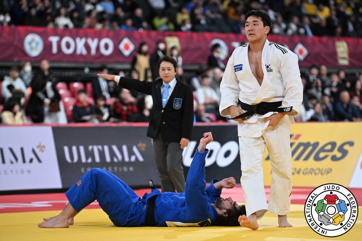 도쿄 그랜드슬램에서 우승한 이준환(오른쪽)