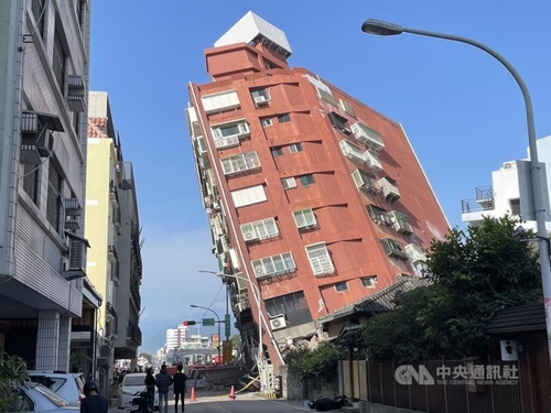 강진으로 기울어진 대만 화롄현 지역 건물 모습. 2024.4.3